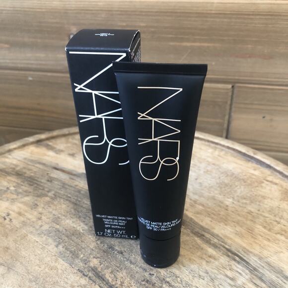 Nars Velvet Matte Skin Tint SPF 30 GROENLAND Light 3 - Size 1.7 Oz. / 50mL - Picture 2 of 6